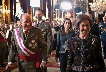 Una imagen de la familia real en el Palacio Real durante la celebración de la Pascua Militar, el pasado 6 de enero. Tras el ‘asunto Urdangarin’, se ha limitado a los Reyes y los Príncipes la representación institucional del Estado, de la que han salido las infantas Elena y Cristina.