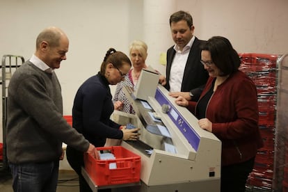 El líder del SPD y alcalde de Hamburgo, Olaf Scholz (izq.), y la líder del partido en el Bundestag, Andrea Nahles (dch.),  durante el recuento de votos en el referéndum sobre la gran coalición celebrado entre las bases. (AP Photo/Markus Schreiber)