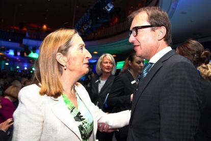 La ministra de Fomento, Ana Pastor, conversa con el ministro alemán de Transporte, Alexander Dobrindt, tras asistir hoy a la inauguración de la feria internacional de Tecnología de Transporte "InnoTrans 2014" en Berlín.