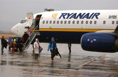 Pasajeros de un vuelo de la compañía Ryanair descienden del avión.