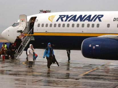 Pasajeros de un vuelo de la compañía Ryanair descienden del avión.