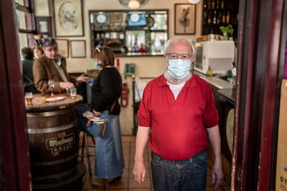 Miguel García, dueño de la Taberna de Corps situado en la calle Limón, continúa con el negocio pese a los problemas.
