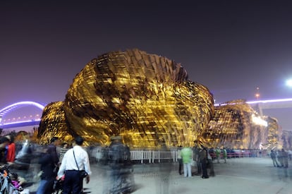 Aspecto del edificio durante la Expo, en 2010, cuando la cubierta vegetal diseñada por Benedetta Tagliabue recubría toda la instalación.