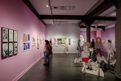 Varias personas visitan la exposición ‘Perdona, estoy hablando’, en CentroCentro, a 16 de abril de 2023, en Madrid.