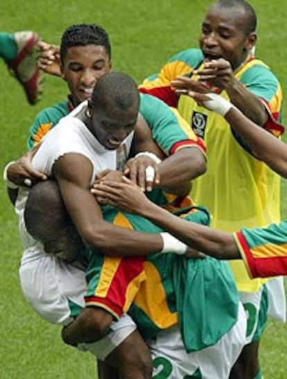 Los jugadores senegaleses abrazan a Camara tras el gol que daba la clasificación a los africanos.