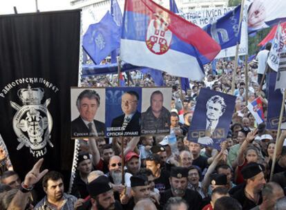 Miles de nacionalistas serbios se manifiestan en el centro de Belgrado para apoyar al Radovan Karadzic, quien espera la extradición a La Haya