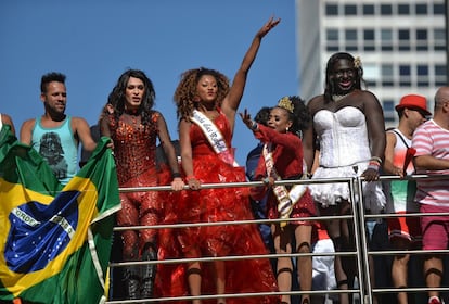 Grupo em cima de trio elétrico na 18ª edição da Parada Gay em São Paulo, neste domingo.