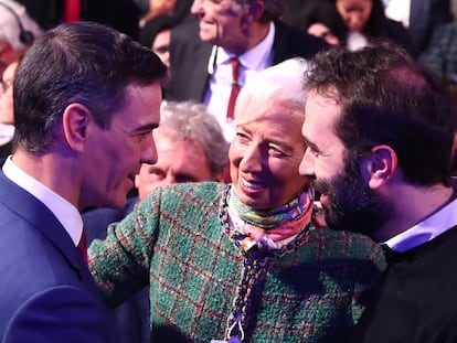 Pedro Sánchez; la presidenta del Banco Central Europeo, Christine Lagarde; y el ministro de Economía, Carlos Cuerpo, en Davos, el miércoles pasado.