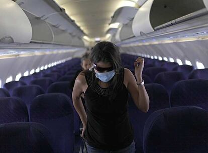 Una mujer desembarca a su llegada al aeropuerto Benito Juárez de México DF.