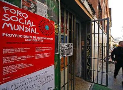 Cartel a las puertas del Patio Maravillas que anuncia el programa del Foro Social Mundial en Madrid.