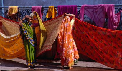 Mujeres tendiendo saris junto al templo de Kali, en el barrio de Kalighat (Calcuta).