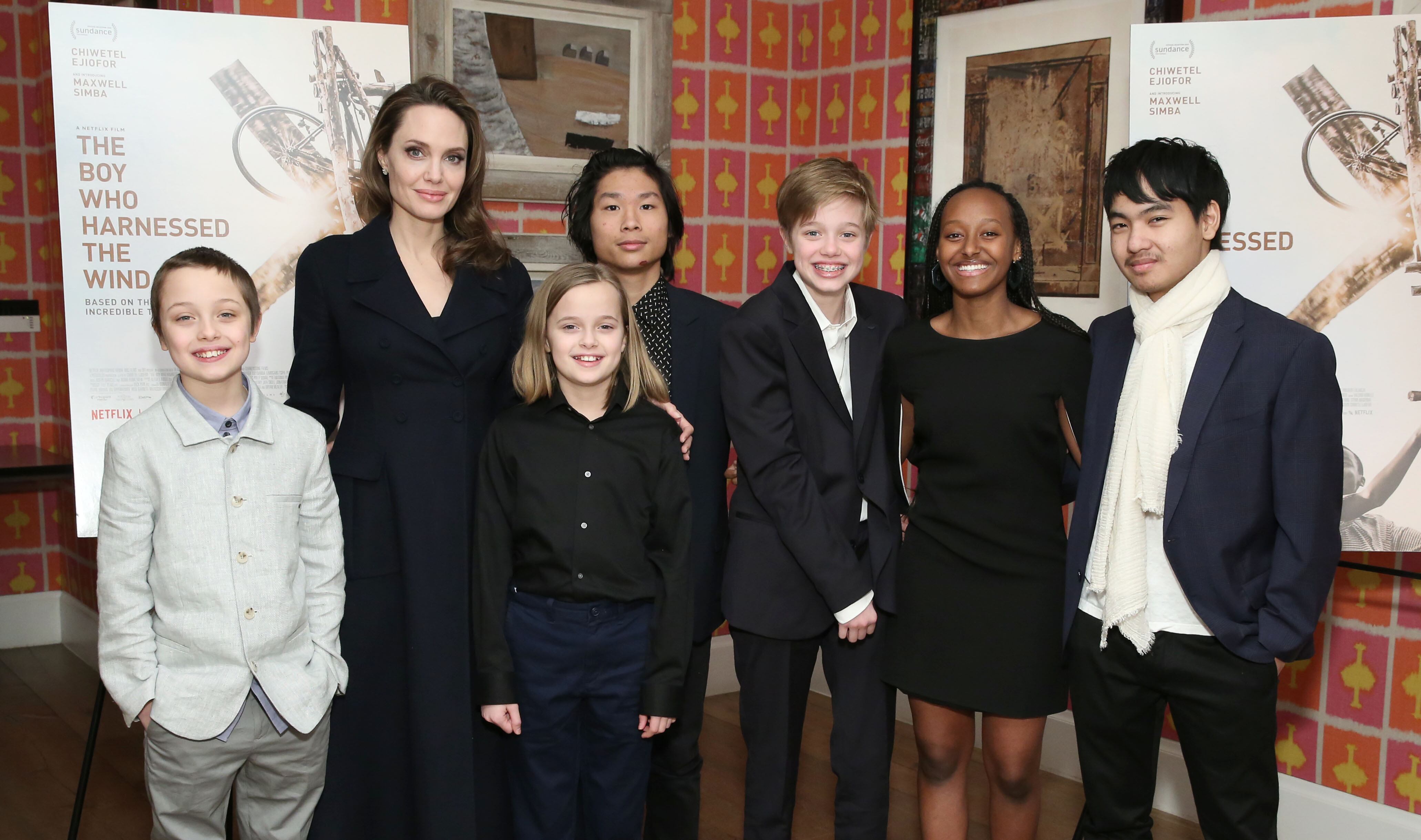 Angelina Jolie con sus hijos Knox, Vivienne, Pax, Shiloh, Zahara y Maddox en la proyección especial de 'El niño que aprovechó el viento' en Crosby Street Hotel el 25 de febrero de 2019 en la ciudad de Nueva York.