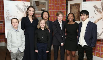 Angelina Jolie con sus hijos Knox, Vivienne, Pax, Shiloh, Zahara y Maddox en la proyección especial de 'El niño que aprovechó el viento' en Crosby Street Hotel el 25 de febrero de 2019 en la ciudad de Nueva York.