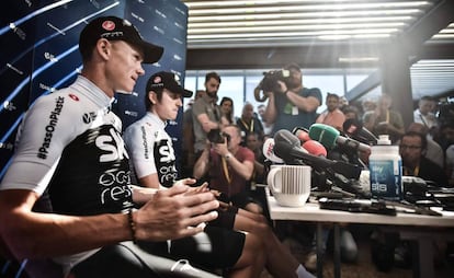 Chris Froome, en primer término, y Geraint Thomas, este lunes en Carcassonne.