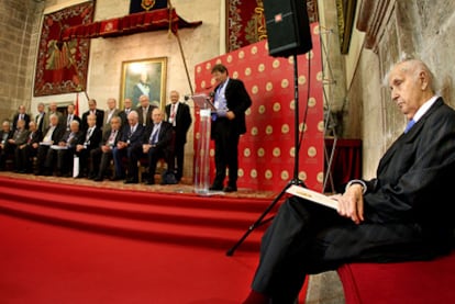 Santiago Grisolía, a la derecha, ayer con los integrantes del jurado de los Premios Jaime I.