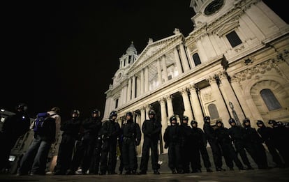 Un grupo de policías ha montado un dispositivo frente a la escalinata de la catedral.