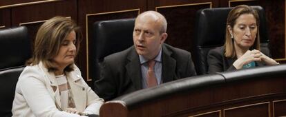 Los ministros de Empleo, Fátima Báñez (izquierda); Educación, José Ignacio Wert, y Fomento, Ana Pastor, durante la sesión de control al Gobierno de la semana pasada.
