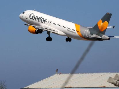 Un avión de Condor despega del aeropuerto de Creta, en Grecia.