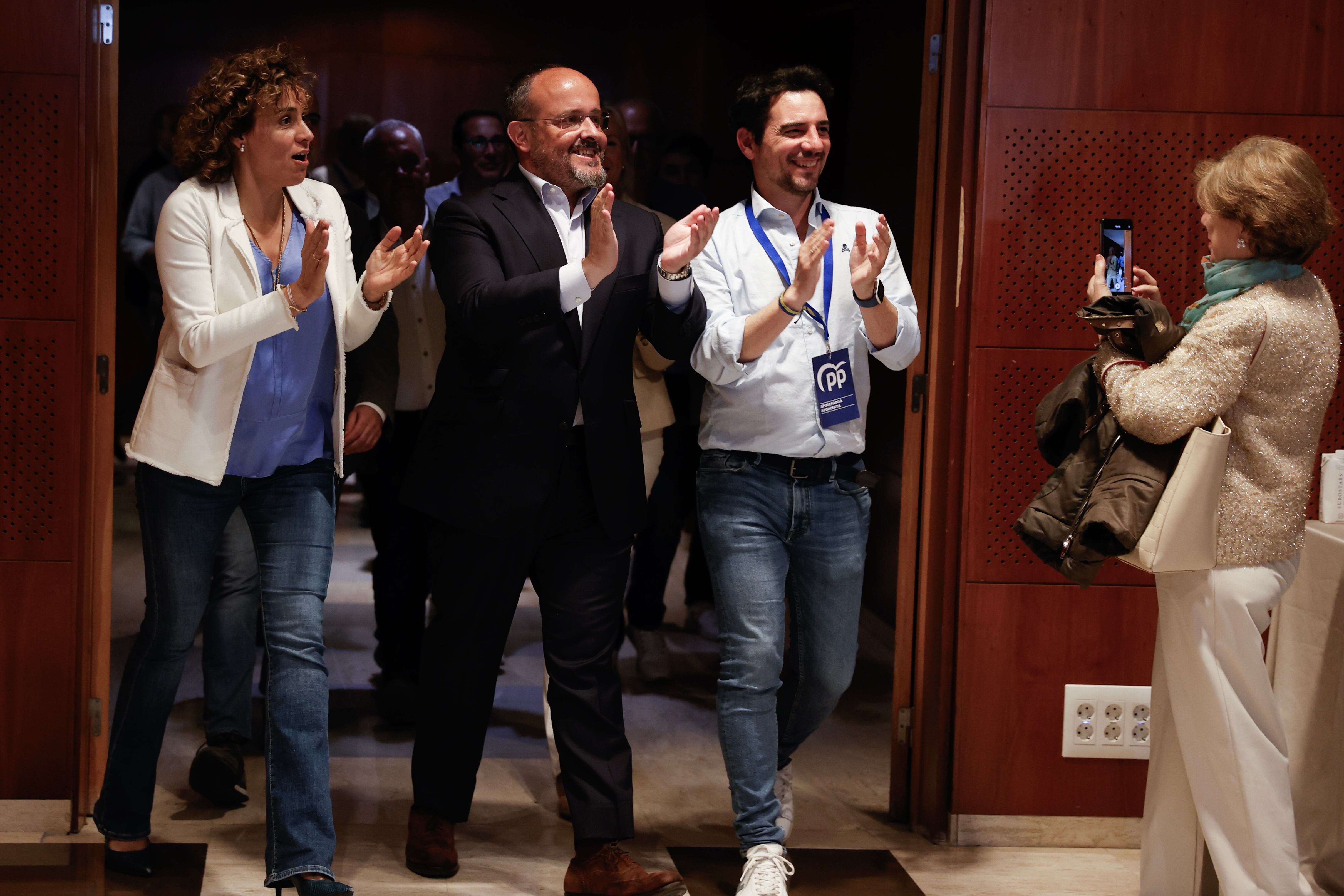 Alejandro Fernández (en el centro), candidato del PP a la presidencia de la Generalitat, y Dolors Montserrat (a la izquierda), cabeza de lista del partido a las elecciones europeas, durante la valoración de los resultados tras el recuento de los votos.