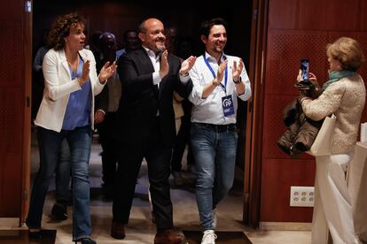 Alejandro Fernández (en el centro), candidato del PP a la presidencia de la Generalitat, y Dolors Montserrat (a la izquierda), cabeza de lista del partido a las elecciones europeas, durante la valoración de los resultados tras el recuento de los votos.
