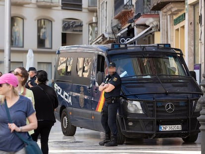 Un policía nacional vigila este miércoles el entorno de la calle Larios, en Málaga, donde la Guardia Civil ha desarrollado una importante operación contra el tráfico de cocaína.