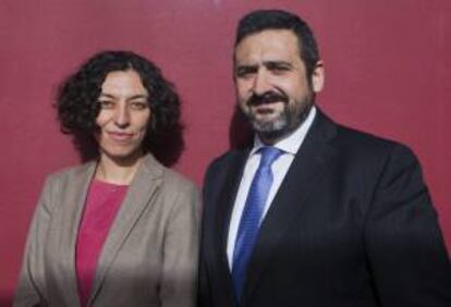 El presidente de Vueling, Alex Cruz, acompañado de la directora del Aeropuerto de Barcelona, Sonia Corrachano. EFE/Archivo