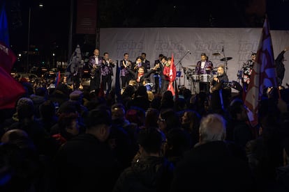 el acto estuvo acompañado con música y baile.