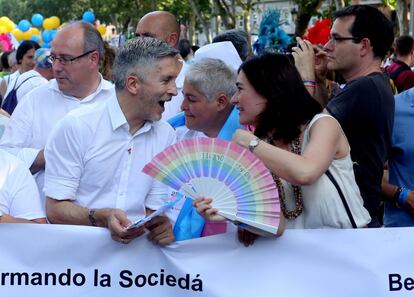 El ministro del Interior, Fernando Grande-Marlaska, la presidenta de la FELGTB, Uge Sangil, y la ministra de Sanidad, Carmen Montón, participan en la manifestación de Madrid.