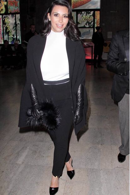 Kim Kardashian, fiel a su estilo, optó por el binomio blanco.
