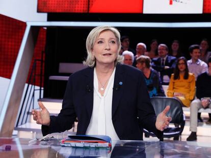 Marine Le Pen, candidata del ultraderechista Frente Nacional, este jueves en un programa de televisi&oacute;n franc&eacute;s. 