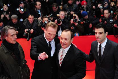 Los actores Jeremy Irons, Paul Bettany, Kevin Spacey y Zachary Quinto, a su llegada al estreno de la película <i>Margin call</i>, del estadounidense JC Chandor en la Berlinale. El festival de cine de Berlín acabará el próximo día 20 y mostrará 22 cintas.