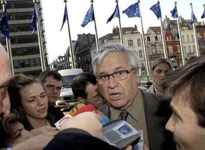 El ministro de Industria, Joan Clos, atiende a los periodistas ayer en Bruselas.