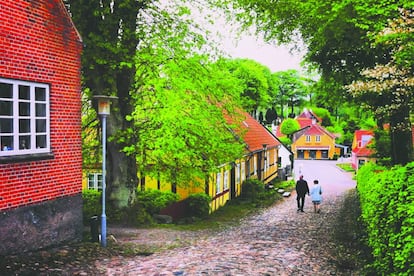 Mariager se fundó alrededor de un monasterio de principios del siglo XV, consagrado a la virgen María, junto al fiordo del mismo nombre, al norte de Jutlandia. El pueblo es famoso por sus calles adoquinadas y sus casas de paredes entramadas.
