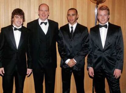 Alonso, con el príncipe Alberto II de Mónaco, Hamilton y Raikkonen, anoche en la gala de la FIA.