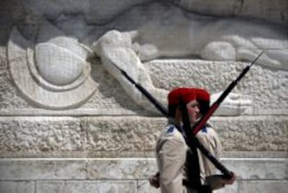 Soldados de la guardia presidencial hacen guardia frente al parlamento griego en Atenas