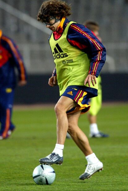 Puyol, enmascarado, durante un entrenamiento con la selección en Montjuïc.