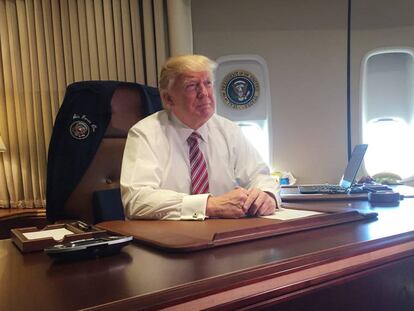 El presidente estadounidense, Donald Trump, en el Air Force One durante su primer viaje como mandatario.