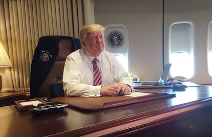 El presidente estadounidense, Donald Trump, en el Air Force One durante su primer viaje como mandatario.