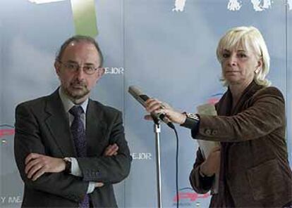 Cristóbal Montoro, junto a Teófila Martínez, esta mañana en Sevilla.