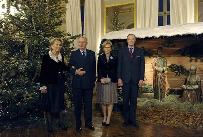 La Navidad también llega a los palacios. En este caso, al de la Familia Real belga. Allí los reyes Paola y Alberto, acompañados de la princesa Astrid y el príncipe Lorenz (de izquierda a derecha) han posado juntos, delante de la decoración festiva, antes del concierto de Navidad que se celebra en el palacio real de Bruselas.