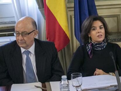 La vicepresidenta del Gobierno, Soraya S&aacute;enz de Santamar&iacute;a, junto al ministro de Hacienda y Funci&oacute;n P&uacute;blica, Crist&oacute;bal Montoro, y el presidente de la comisi&oacute;n de expertos, Manuel Gonz&aacute;lez S&aacute;nchez.