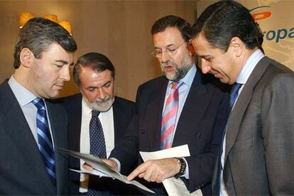 De izquierda a derecha, Ángel Acebes, Jaime Mayor, Mariano Rajoy y Eduardo Zaplana.