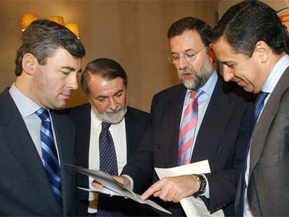 De izquierda a derecha, Ángel Acebes, Jaime Mayor, Mariano Rajoy y Eduardo Zaplana.