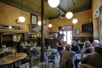 <b>Canigó</b> El bar Canigó, a la plaça Revolució del barri de Gràcia, va néixer el 1922. Per aquí hi han passat moltes generacions de graciencs i barcelonins, tan per fer-hi un cafè o un dinar de plats casolans, com per prendre copes a la nit. Actualment està obert des de 10.00 h del matí fins a 3.00 h de la matinada.