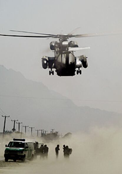 Un helicóptero de la ISAF llega al lugar de la explosión.