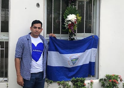 El líder estudiantil nicaragüense Ángel Rocha delante de la Universidad Politécnica de Managua (UPOLI) en una foto de 2019.