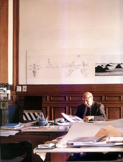 Clorindo Testa retratado en su despacho.