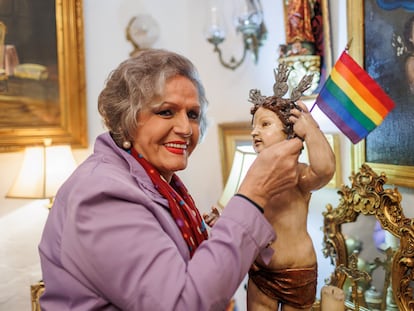 La artista transexual gaditana Manolita Chen, con una bandera arcoíris proderechos LGTBI, en su casa en Arcos de la Frontera (Cádiz).