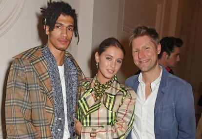 De izquierda a derecha, Kelvin Bueno, Iris Law y Christopher Bailey vestidos de Burberry durante la Semana de la Moda de Londres del pasado mes de septiembre.