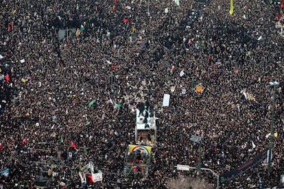 Ciudadanos iraníes portan el féretro de Qasem Soleimaní, en la ciudad de Mashhad, Irán.